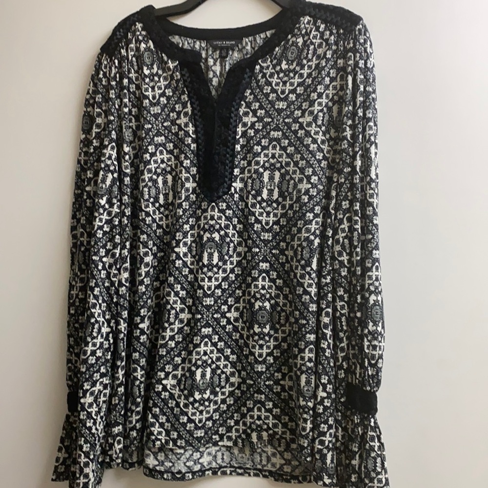 Size large black and white lucky brand vneck tunic top flare sleeves